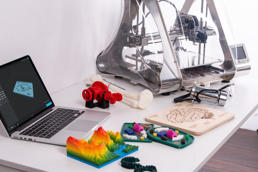 3d printer in san francisco california making art using apple macbook on a sunny day